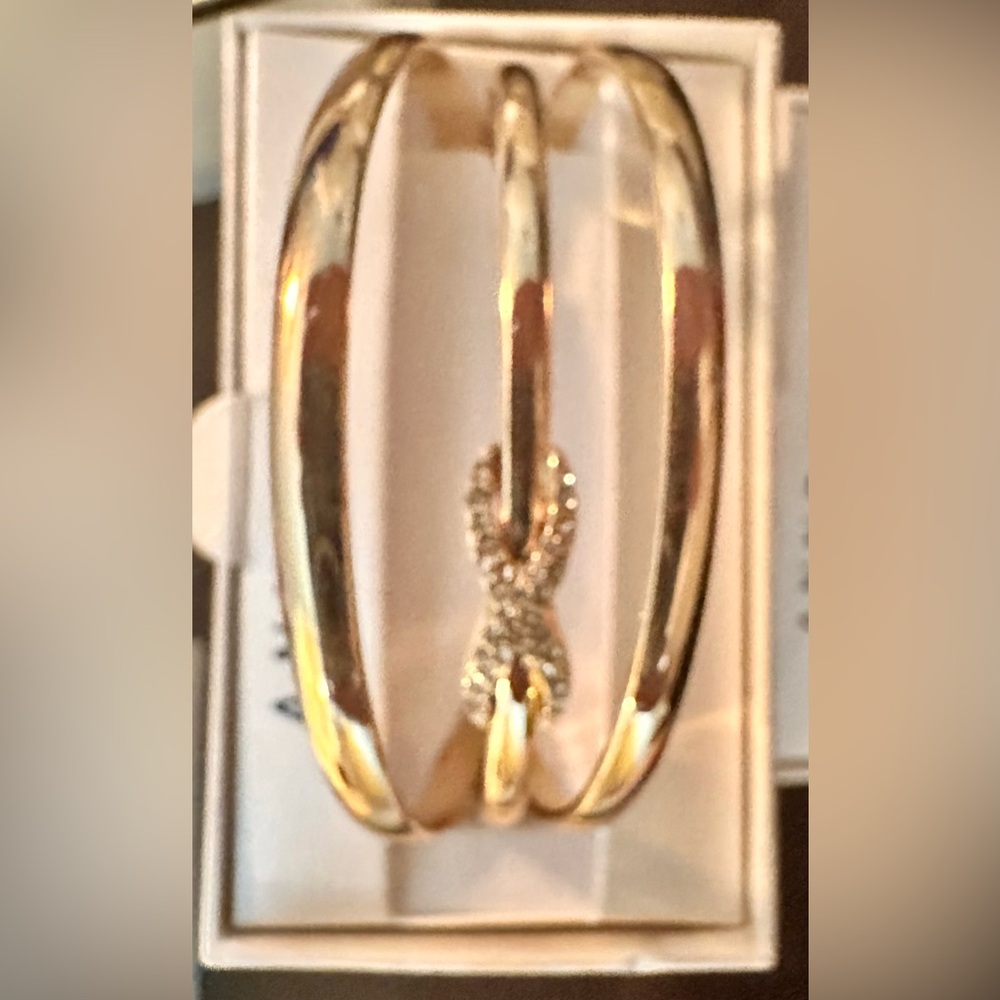 NWT Anne Klein Women Infinity Knot Bangle Set in Gift Box in Gold Tone
Size 2.5